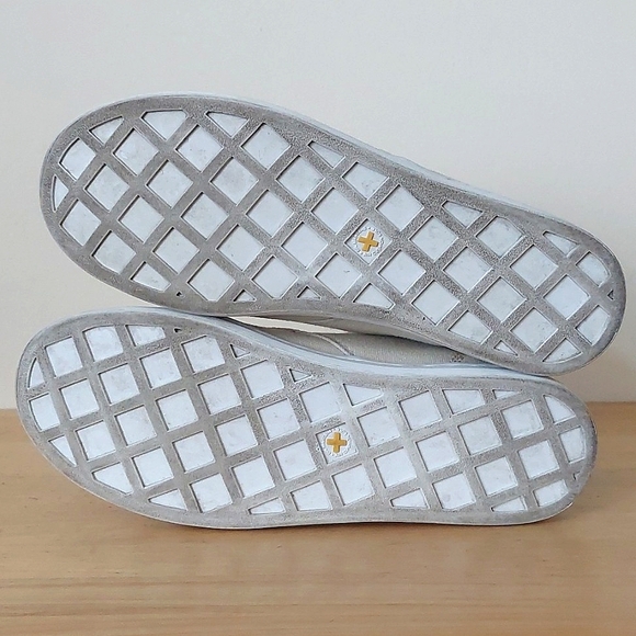 Dr. Marten Hackney Cream White Canvas High-Top Sneakers - Picture 12 of 14